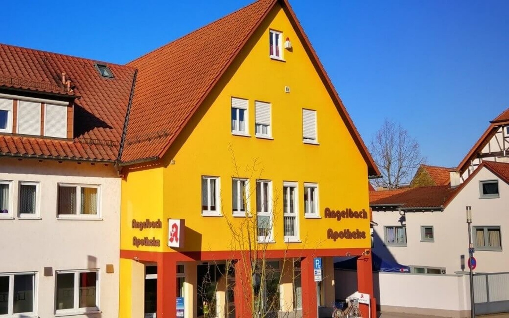 Außenansicht der Angelbach-Apotheke in Mühlhausen